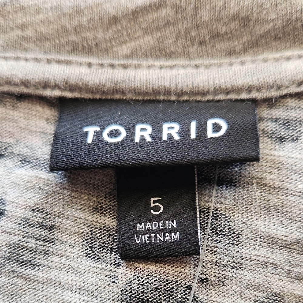 NWT Torrid Black and Gray Oversized Boxy T-Shirt - Picture 3 of 8